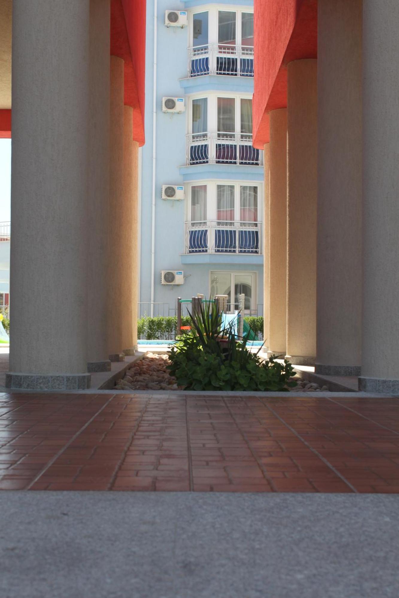 Rose Garden Omax Apartments Pantai Sunny Bagian luar foto