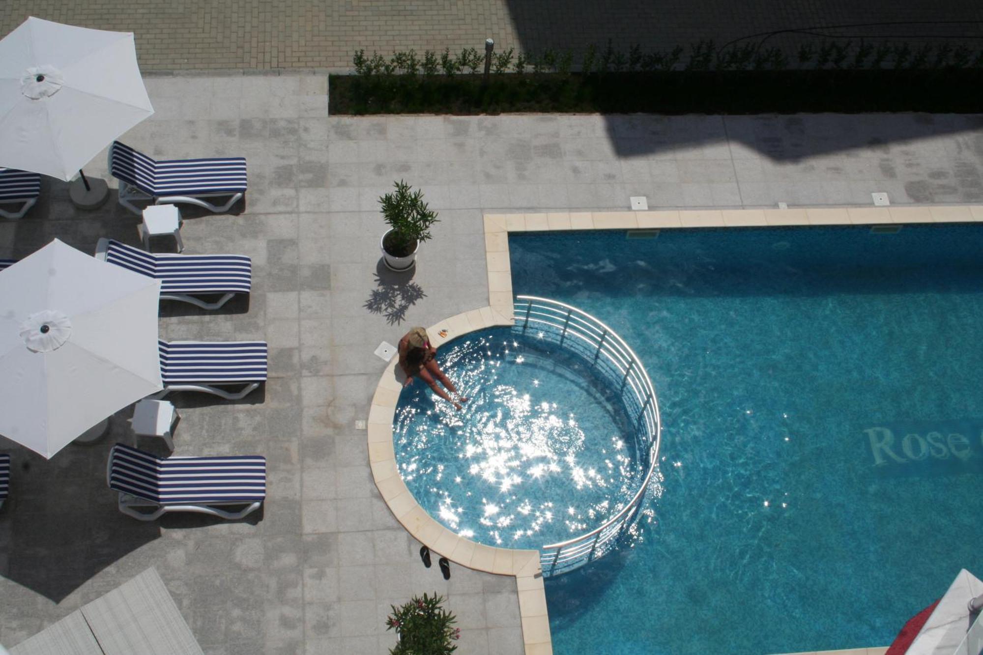 Rose Garden Omax Apartments Pantai Sunny Bagian luar foto