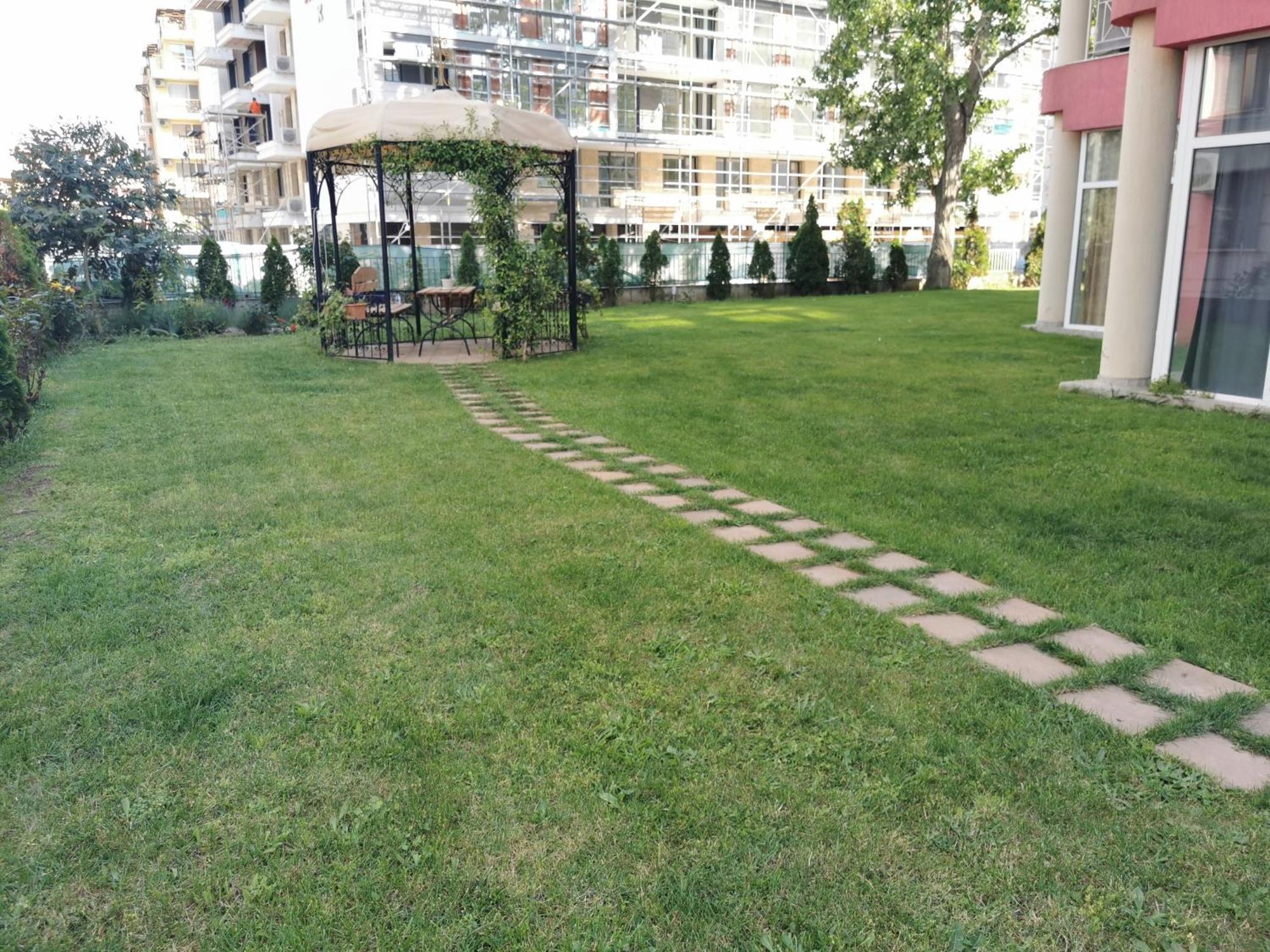 Rose Garden Omax Apartments Pantai Sunny Bagian luar foto